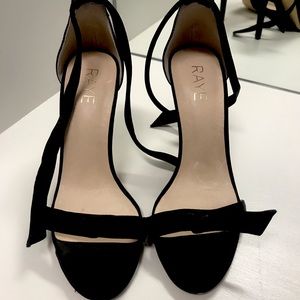 Raye ‘Haya’ Satin Pump